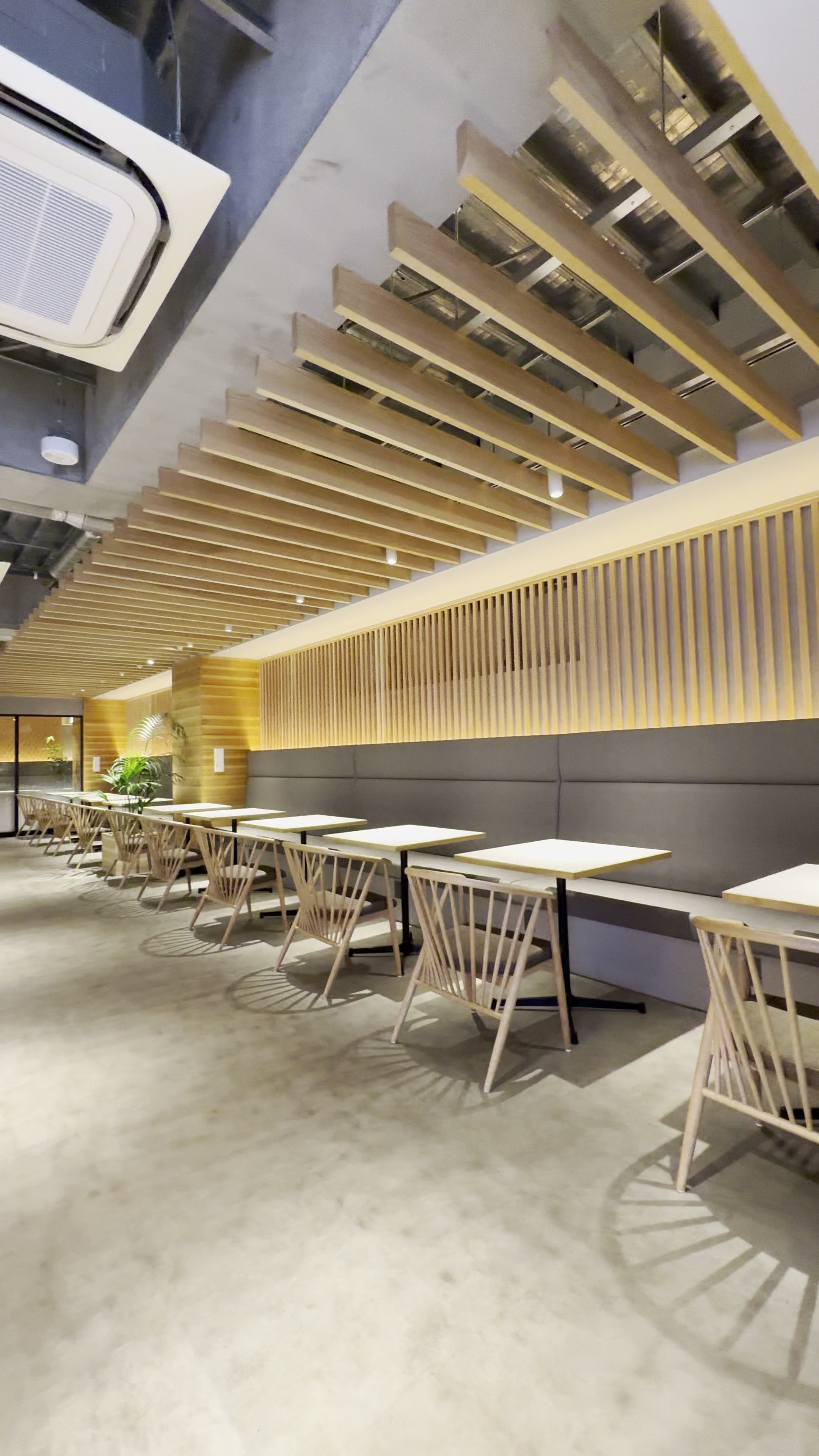 秋田杉に包まれた店内