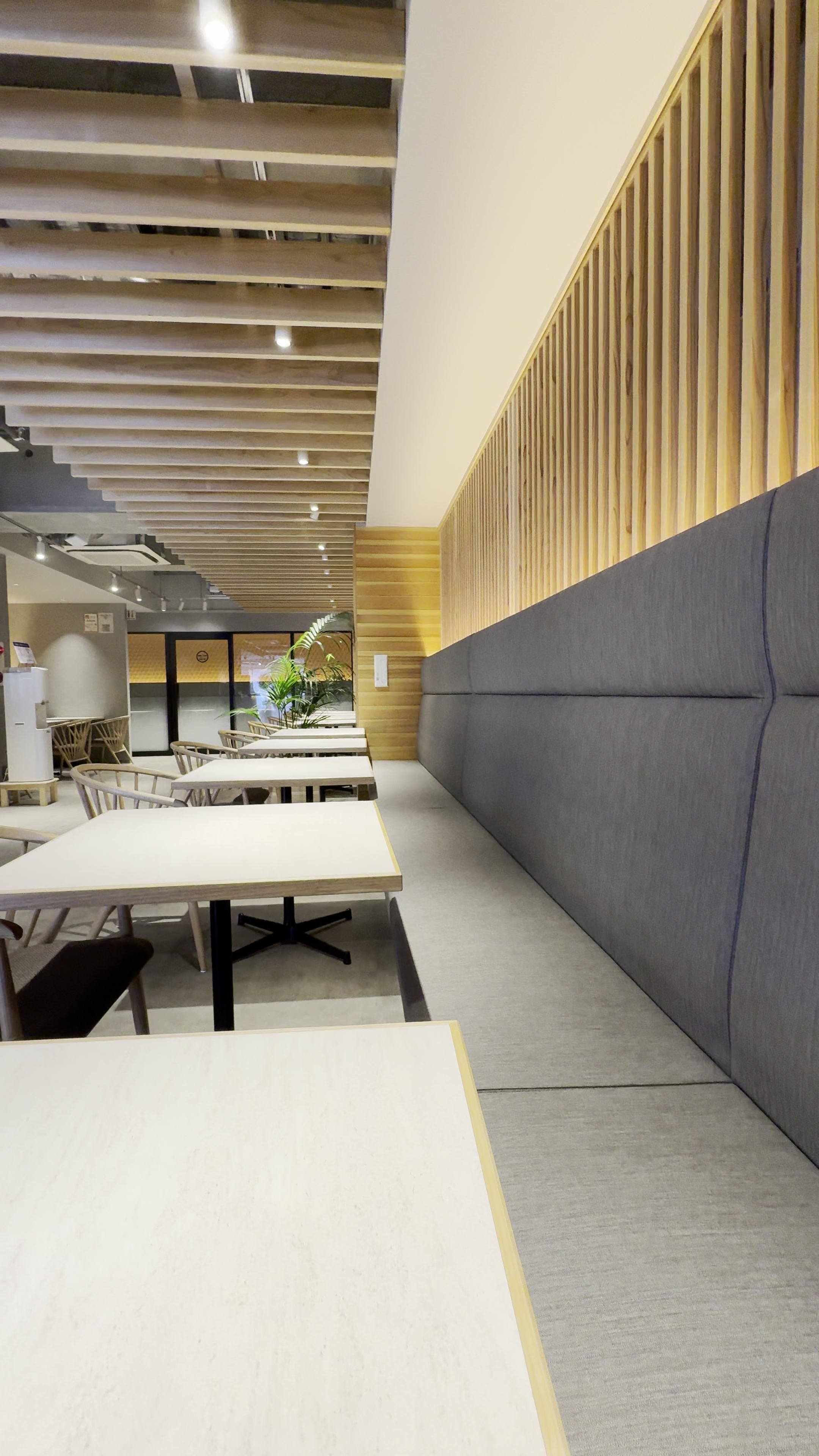 秋田杉のテーブル席