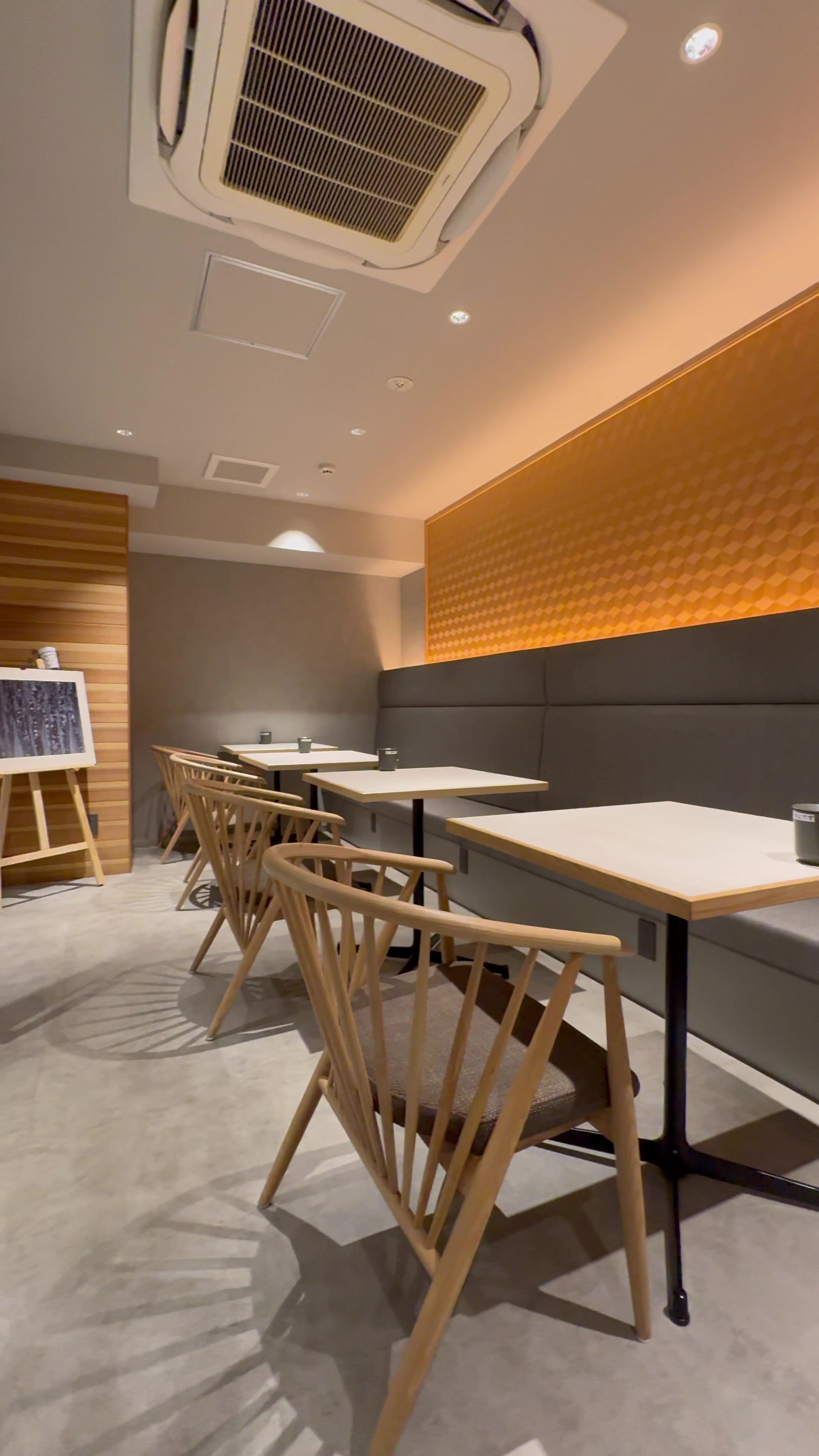 木のぬくもりあふれる席