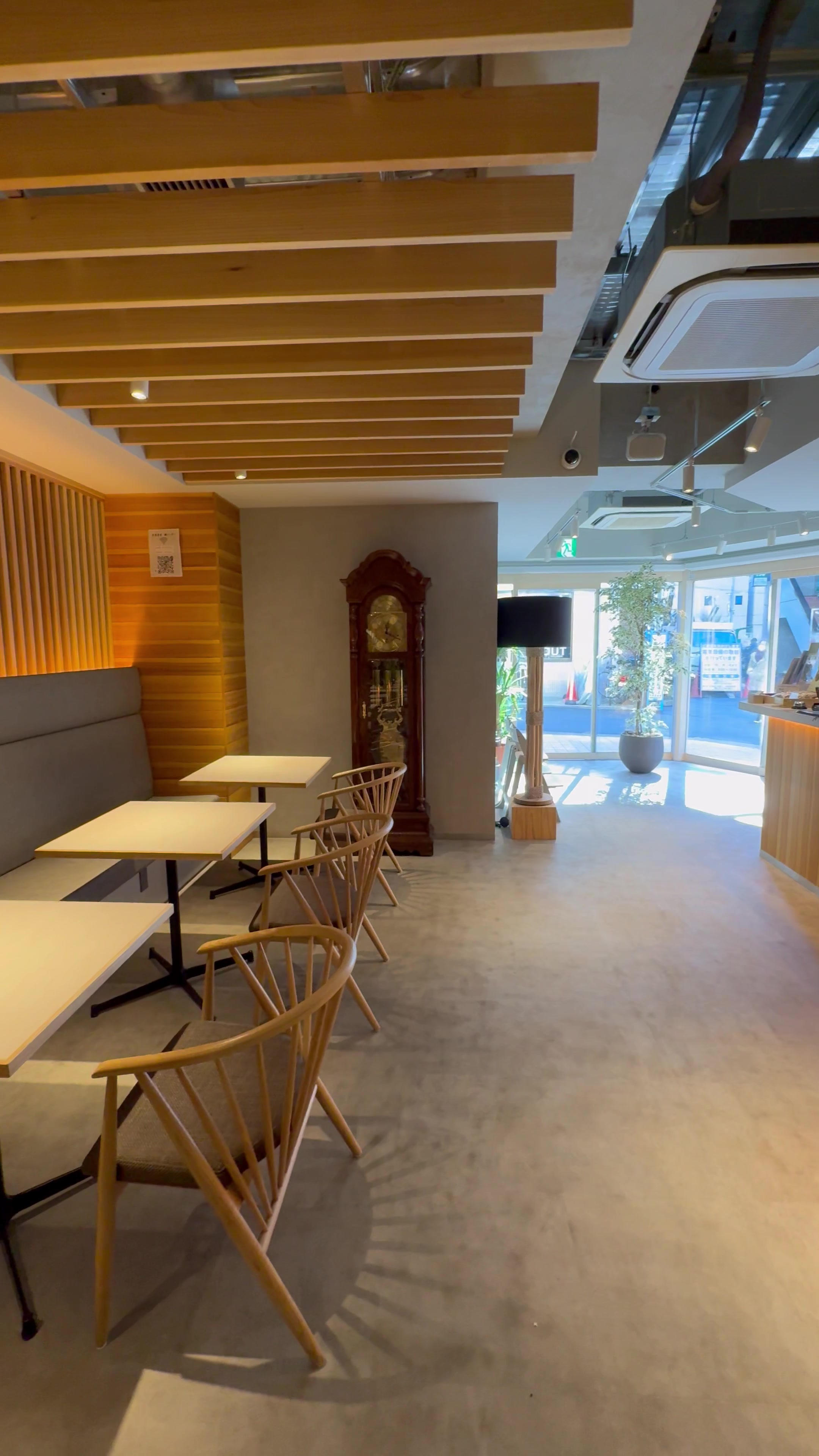 クラシックな時計のある店内