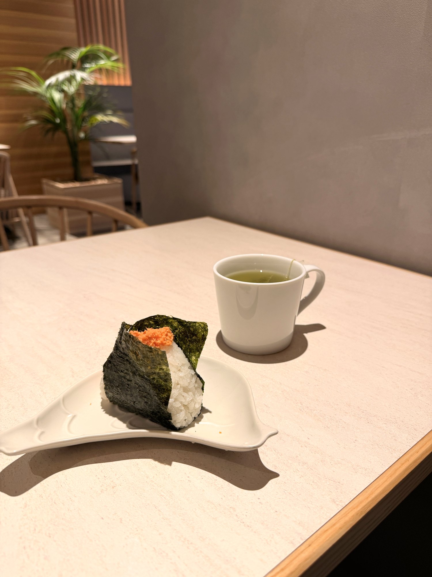 秋田県産米のおにぎりとお茶